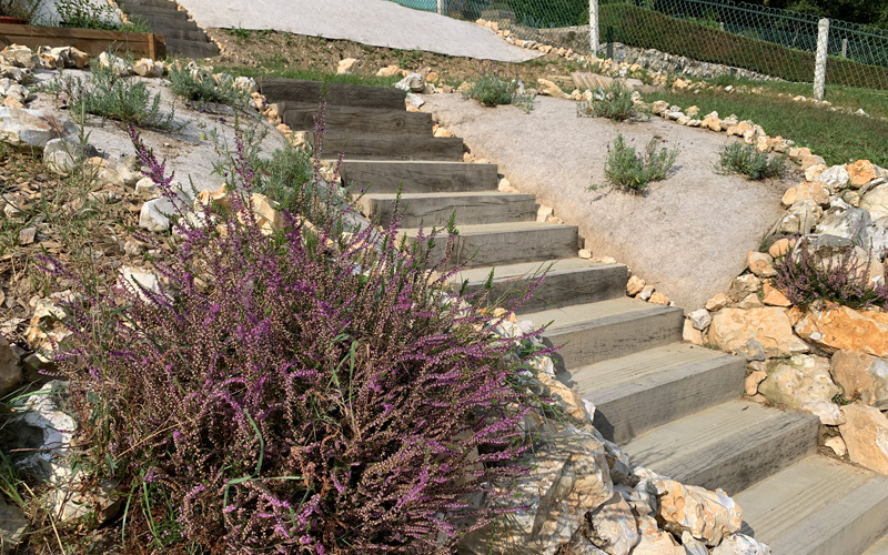 Un escalier bois et béton