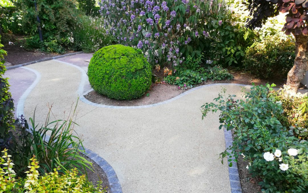 Du béton dans un jardin de collections