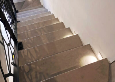 Réalisation d'un escalier en béton ciré